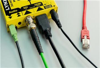 How to wire the three-hole socket?